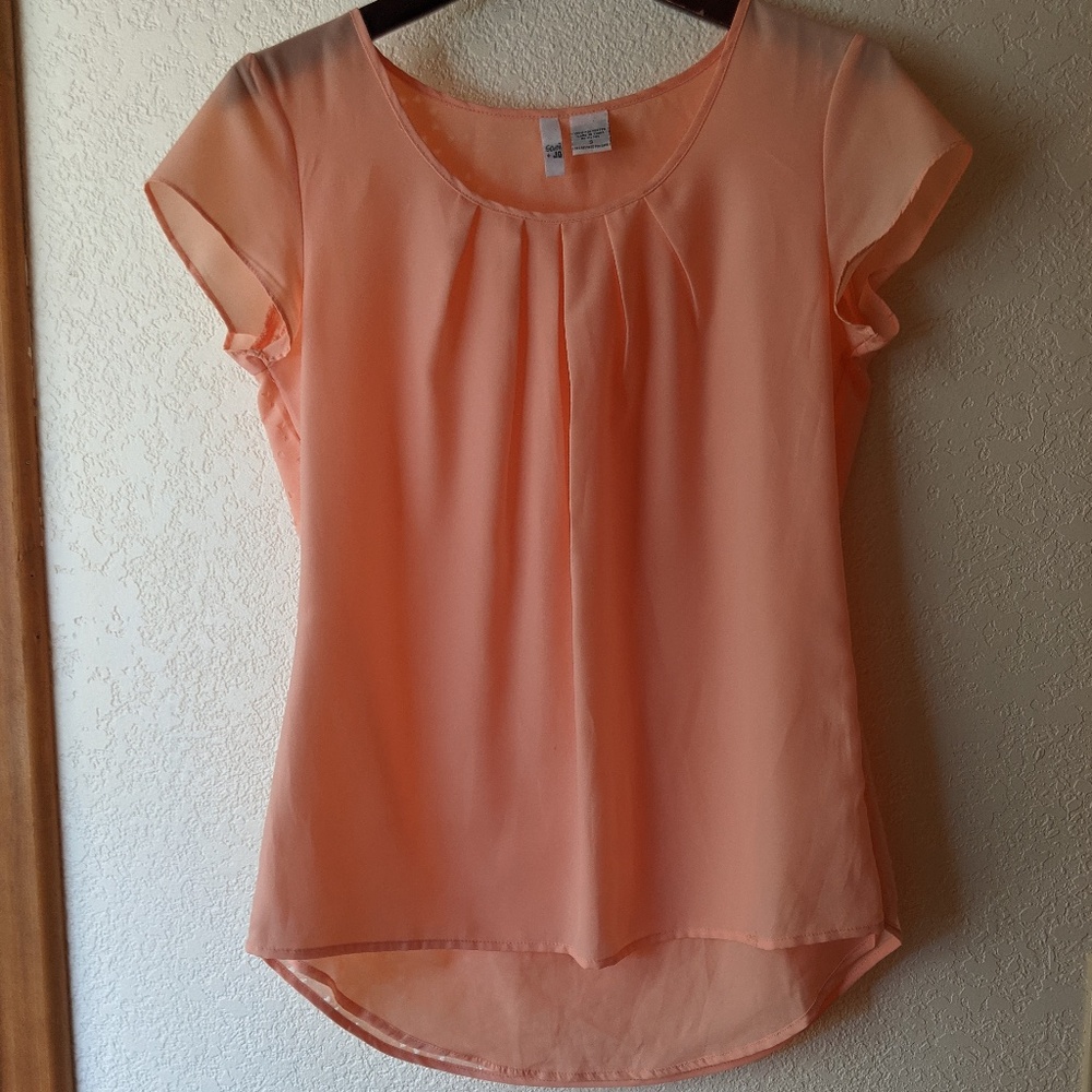 Blouse with tailored front and art-deco back